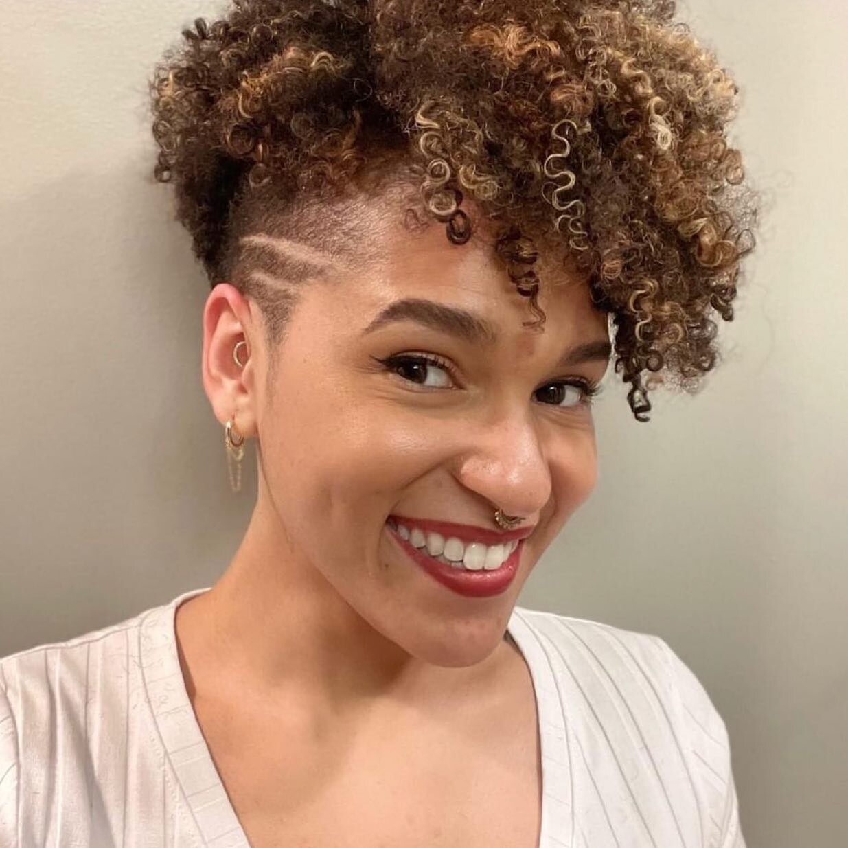 We ❤️ everything about this. 
Book with @texturedhairbyarno to freshen up those curls with a cut and color 😍
Products @lomabeauty.us 
 #curlyhair #pdxcurls #pdxcurlspecialist #portland #oregon #curlsunderstood #thecrownact #seattlehairstylist #van