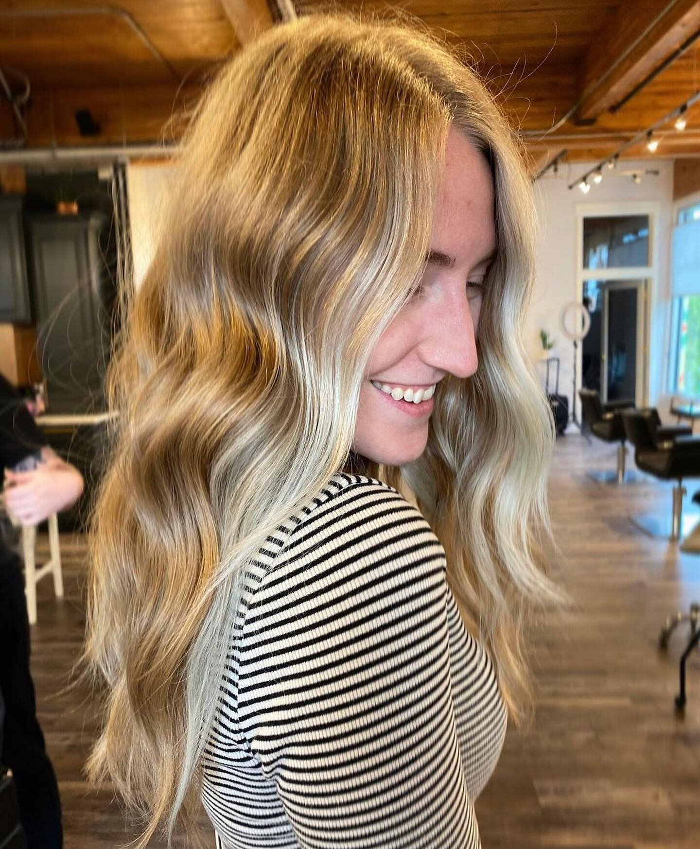 @layde_j nailed this money piece, her goal was fun and bold without the upkeep meaning this should grow out and blend the whole time. We&rsquo;re in love 😍 what do you think?