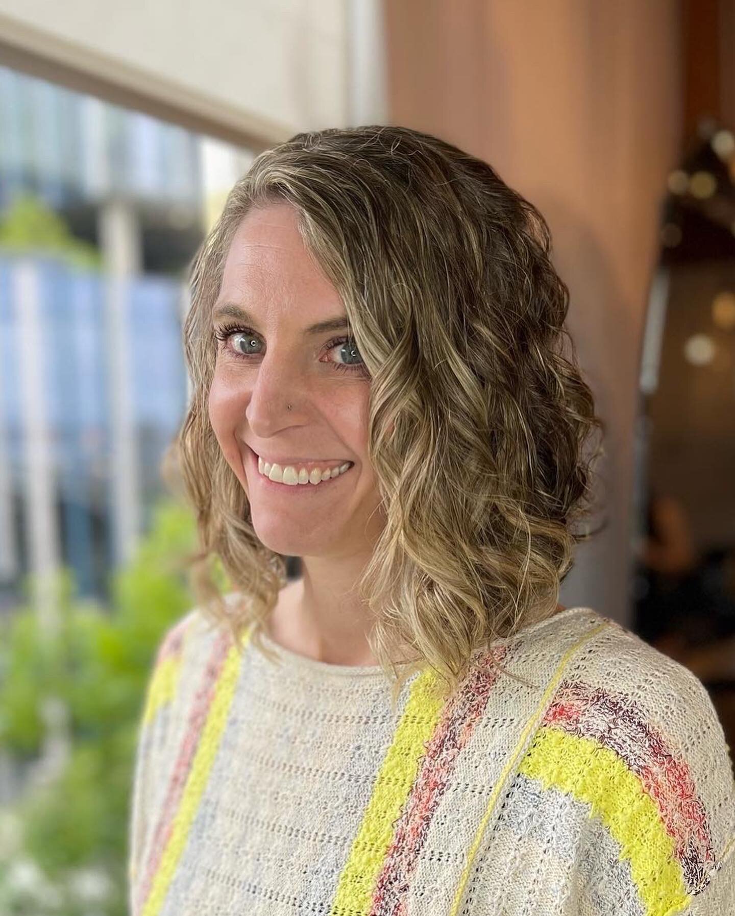 Curly transformation from @myhairchick such a seamless blend and perfect for summer 🏝